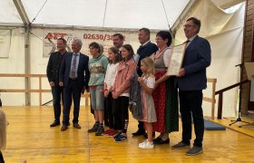 Ehrengäste mit Kindern der Naturpark-Schulen, ©  Philipp Grabner